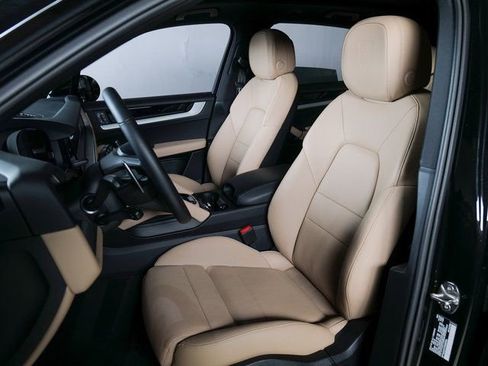 Certified 2026 Porsche Cayenne AWD/4WD image 5