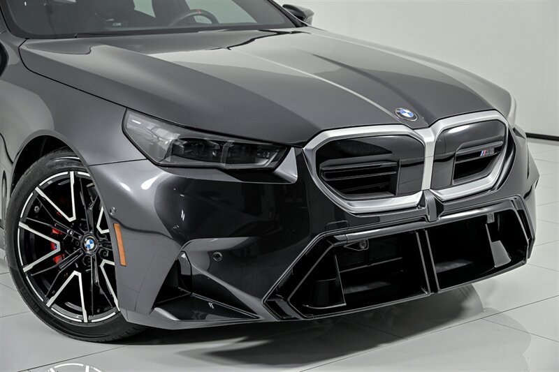Used 2025 BMW M5 Touring AWD/4WD image 2