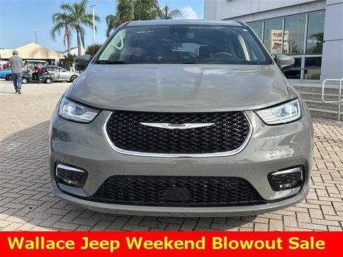 Used 2023 Chrysler Pacifica Touring-L image 3