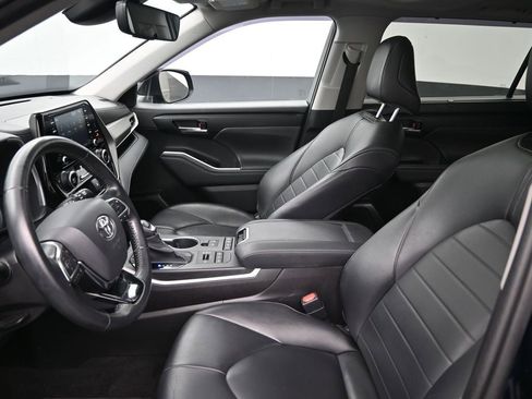 Used 2021 Toyota Highlander XLE image 25