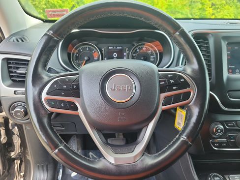 Used 2019 Jeep Cherokee Latitude w/ Cold Weather Group AWD/4WD image 21