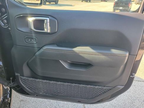 Used 2025 Jeep Wrangler Unlimited Sahara w/ Safety Group image 23