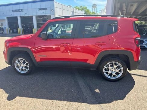 Used 2023 Jeep Renegade Latitude w/ Premium Group AWD/4WD image 3
