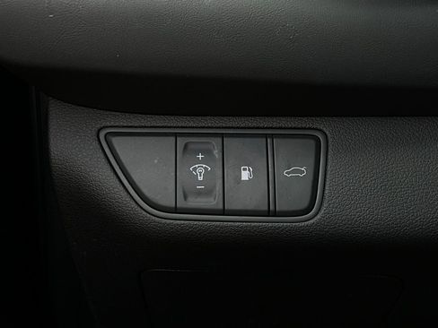 Used 2025 Genesis G70 2.5T image 21