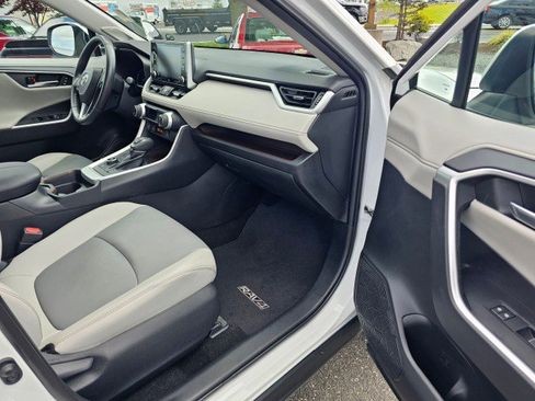Used 2020 Toyota RAV4 Limited image 11