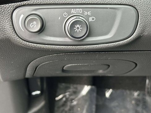 Certified 2022 Chevrolet Trax LT w/ LT Convenience Package image 9