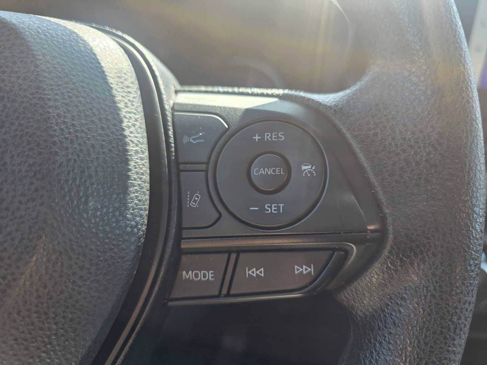 Used 2025 Toyota RAV4 XLE FWD image 31