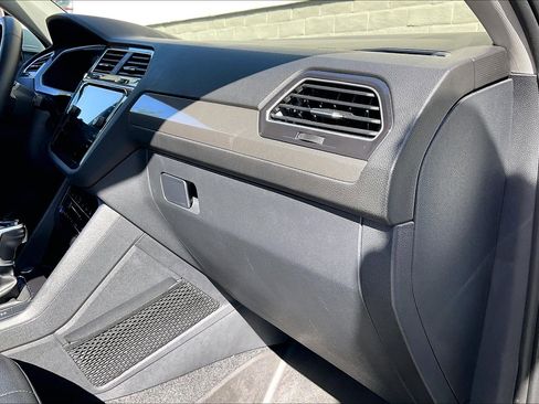 Certified 2024 Volkswagen Tiguan SE image 16