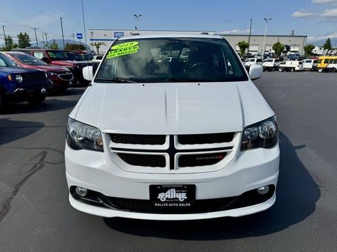 Used 2019 Dodge Grand Caravan GT image 2