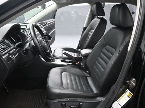 Used 2016 Volkswagen Passat 3.6 SEL Premium image 9