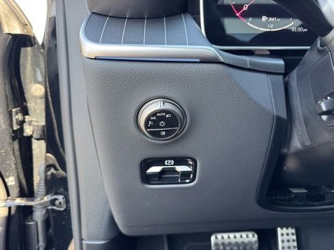 Used 2025 Mercedes-Benz GLC 300 4MATIC image 23