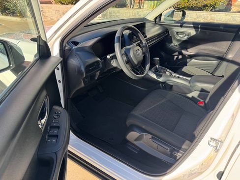 Used 2023 Honda HR-V LX image 8