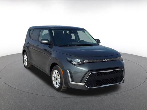 Used 2025 Kia Soul LX w/ LX Technology Package FWD image 3