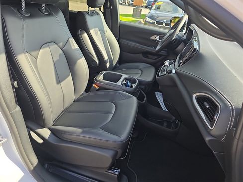 New 2026 Chrysler Pacifica Select image 38