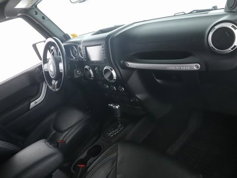 Used 2014 Jeep Wrangler Unlimited Sahara w/ Connectivity Group image 25