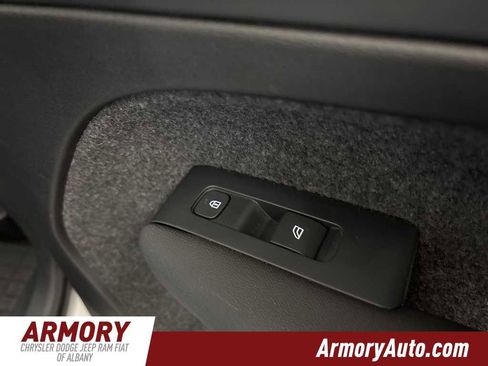 Used 2023 Volvo XC40 B5 Core w/ Convenience Package image 31