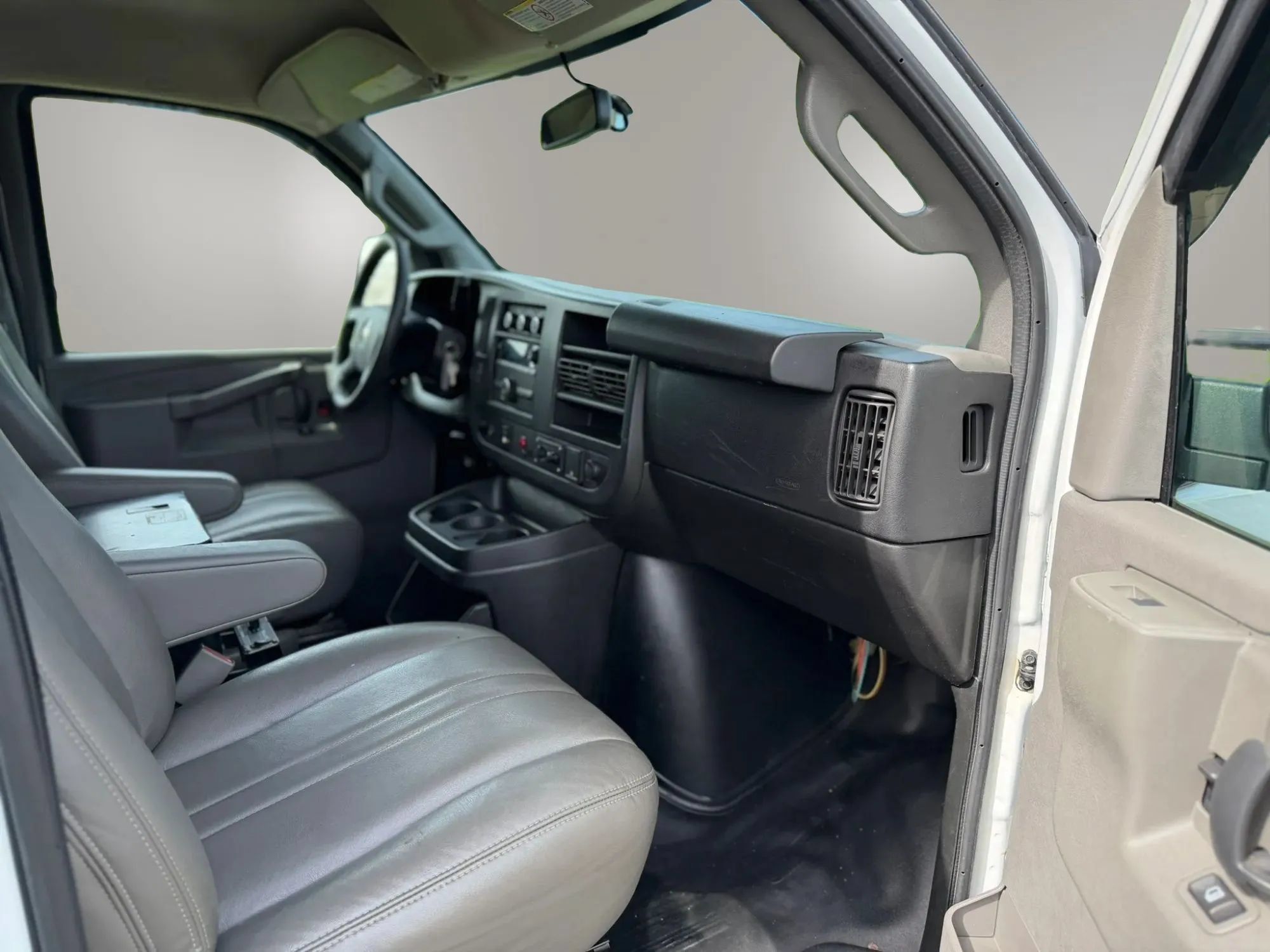 Used 2017 Chevrolet Express 2500 RWD image 2