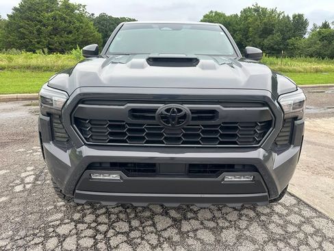 Used 2025 Toyota Tacoma TRD Sport AWD/4WD image 3