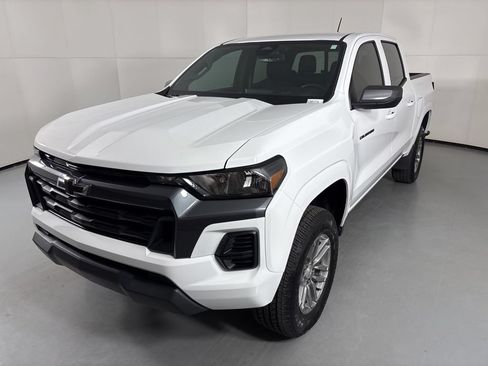 Used 2025 Chevrolet Colorado LT w/ Advanced Trailering Package AWD/4WD image 5