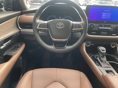 Used 2025 Toyota Grand Highlander AWD image 19