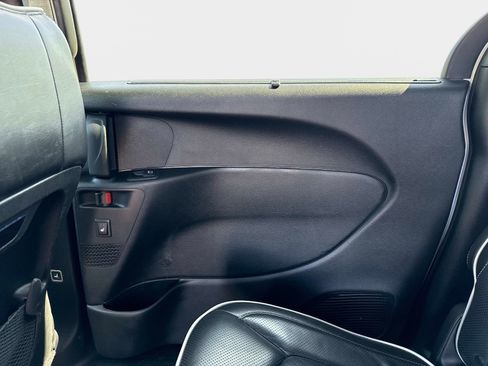 Used 2025 Chrysler Pacifica Limited FWD image 16