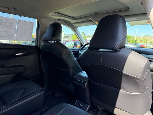 Certified 2021 Toyota Highlander XLE AWD/4WD image 19