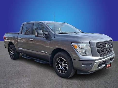 Used 2021 Nissan Titan SV w/ SV Convenience Package image 3