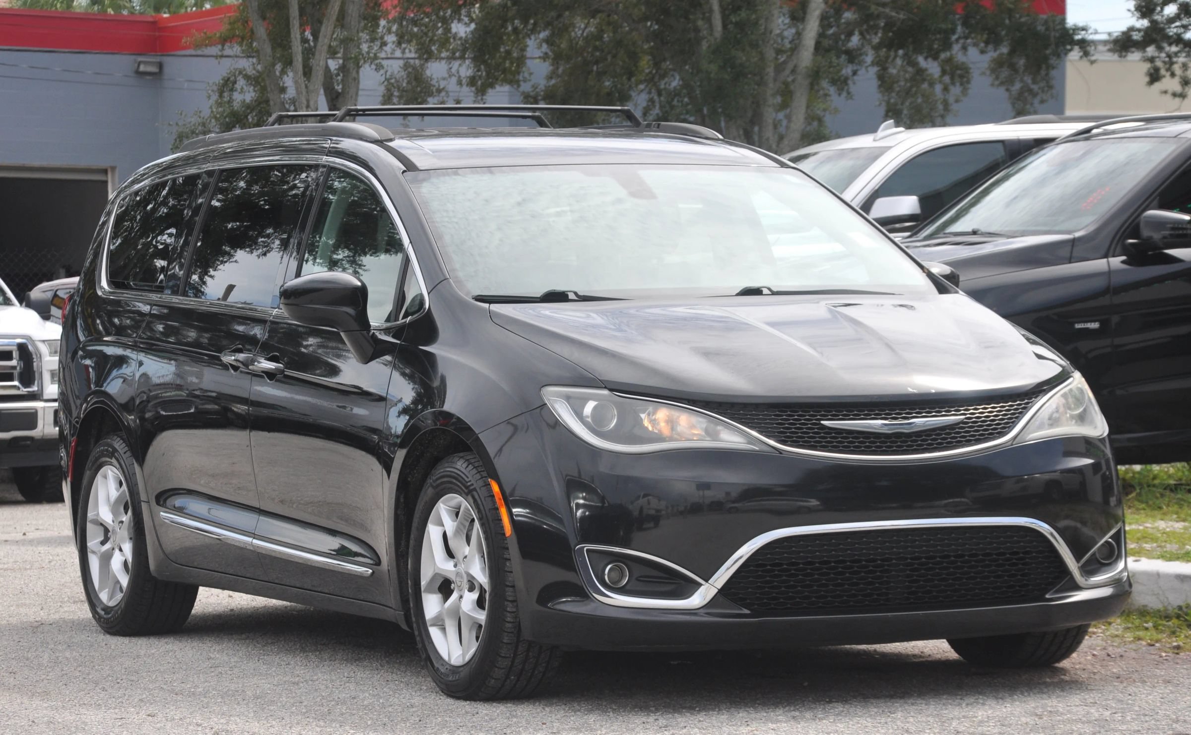 Used 2017 Chrysler Pacifica Touring-L w/ Tire & Wheel Group FWD image 2