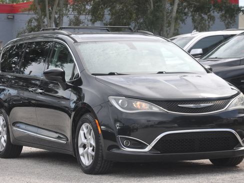 Used 2017 Chrysler Pacifica Touring-L w/ Tire & Wheel Group FWD image 2