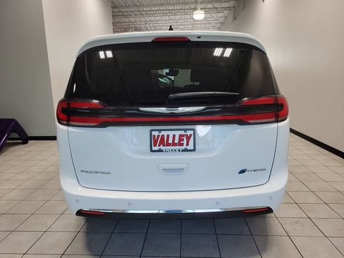 Used 2023 Chrysler Pacifica Touring-L FWD image 9
