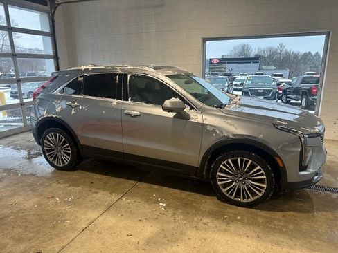 Used 2025 Cadillac XT4 Premium Luxury image 4