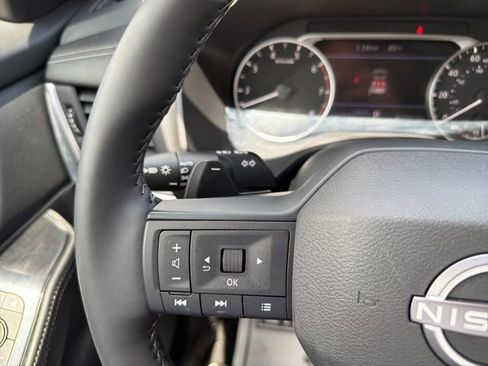 Used 2025 Nissan Rogue SV w/ SV Premium Package image 18