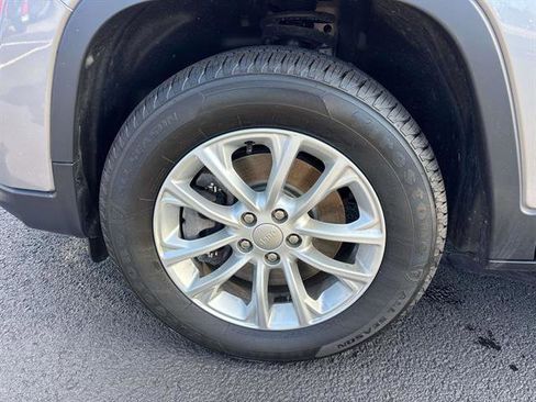 Used 2020 Jeep Cherokee Latitude w/ Cold Weather Group image 6