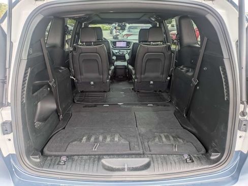 Used 2024 Chrysler Pacifica Limited w/ S Appearance Package FWD image 12