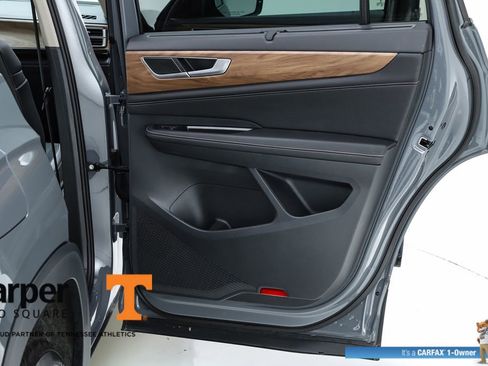 Used 2025 Volkswagen Atlas SE image 31