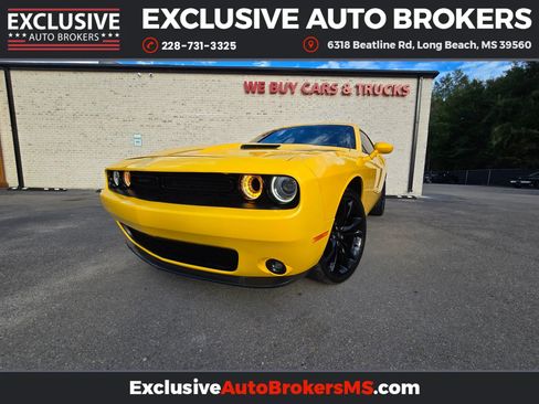 Used 2018 Dodge Challenger SXT w/ Blacktop Package image 7