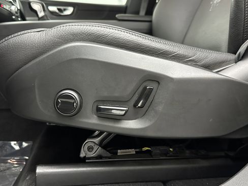 Used 2020 Volvo XC60 T5 Momentum image 11