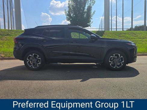Certified 2025 Chevrolet Trax LT FWD image 2