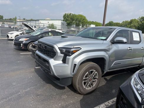 Used 2025 Toyota Tacoma TRD Sport w/ TRD Sport Upgrade Package AWD/4WD image 2