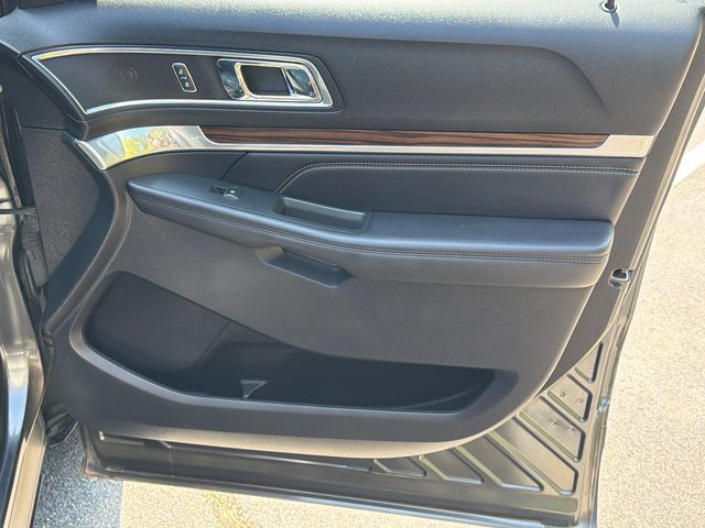 Used 2019 Ford Explorer Limited w/ Class III Trailer Tow Package FWD image 16