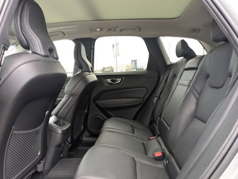 Used 2022 Volvo XC60 B5 Momentum w/ Climate Package image 14