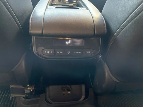 Used 2021 Toyota Highlander XLE AWD/4WD image 19