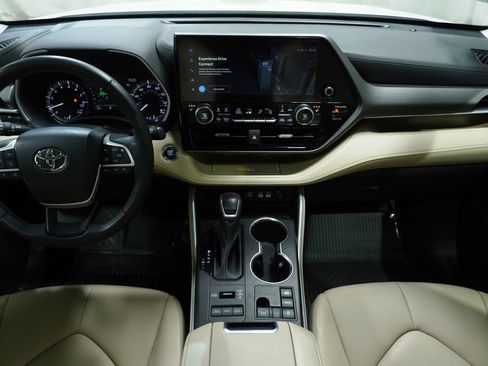 Certified 2023 Toyota Highlander XLE image 18