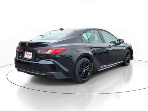 Used 2025 Toyota Camry SE FWD image 4