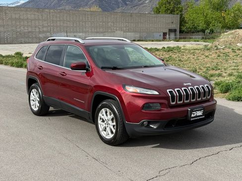 Used 2018 Jeep Cherokee Latitude image 2
