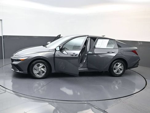Certified 2026 Hyundai Elantra SE FWD image 31
