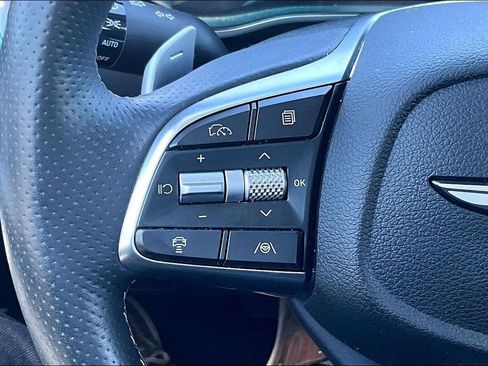 Used 2025 Genesis G70 2.5T image 10