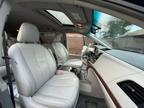 Used 2012 Toyota Sienna XLE image 28