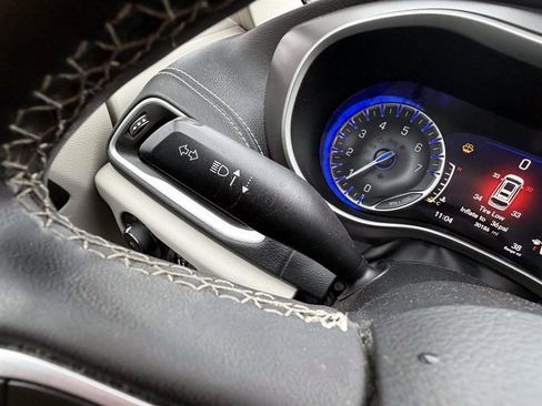 Used 2022 Chrysler Pacifica Touring-L image 26