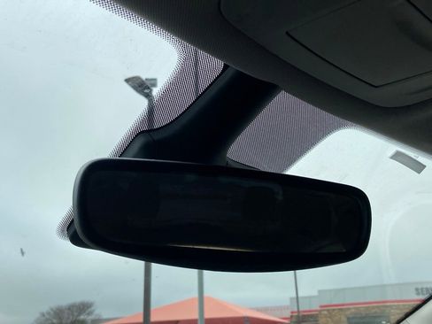 Used 2023 Chrysler Pacifica Touring-L image 27